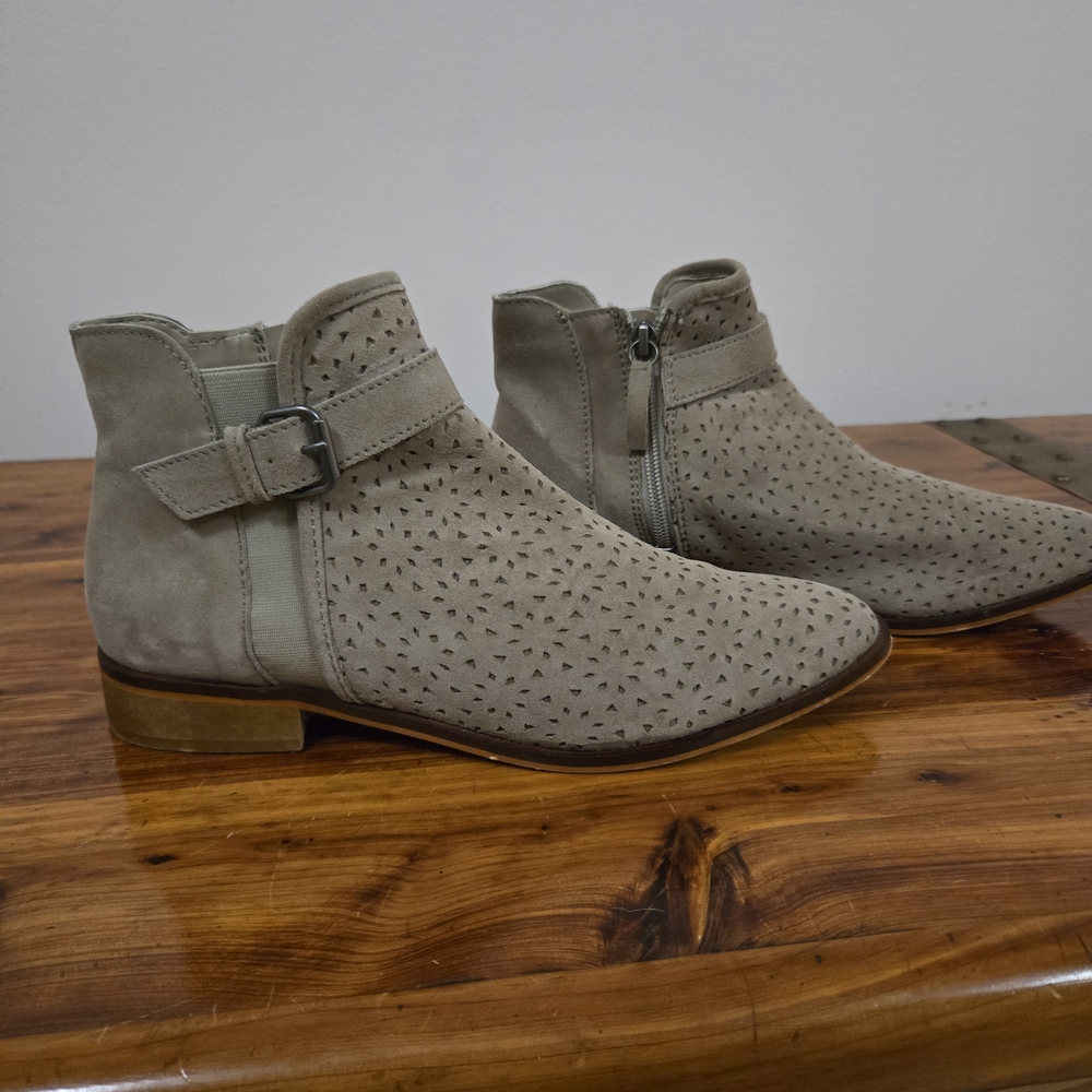 Kennetth Cole Women's Suede Ankle Boots